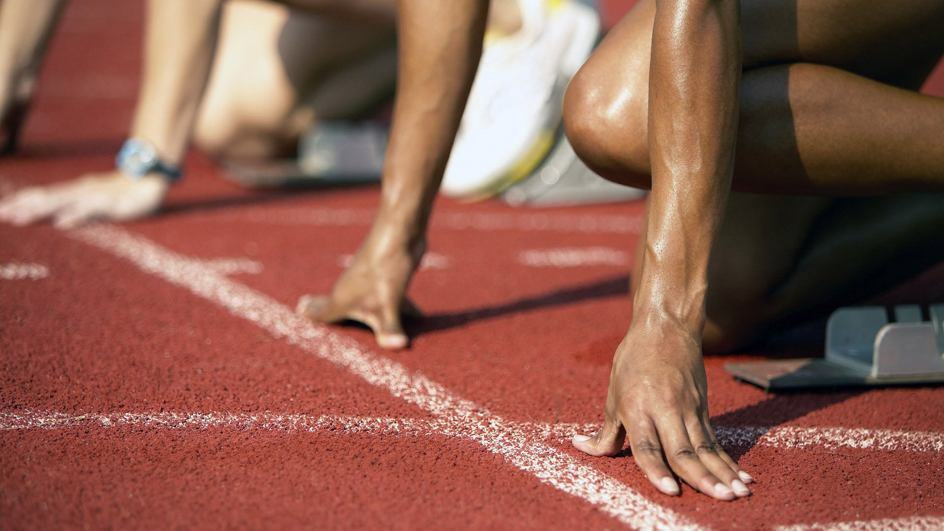 百米飞人巅峰对决,新星闪耀破纪录,传奇落幕引泪目