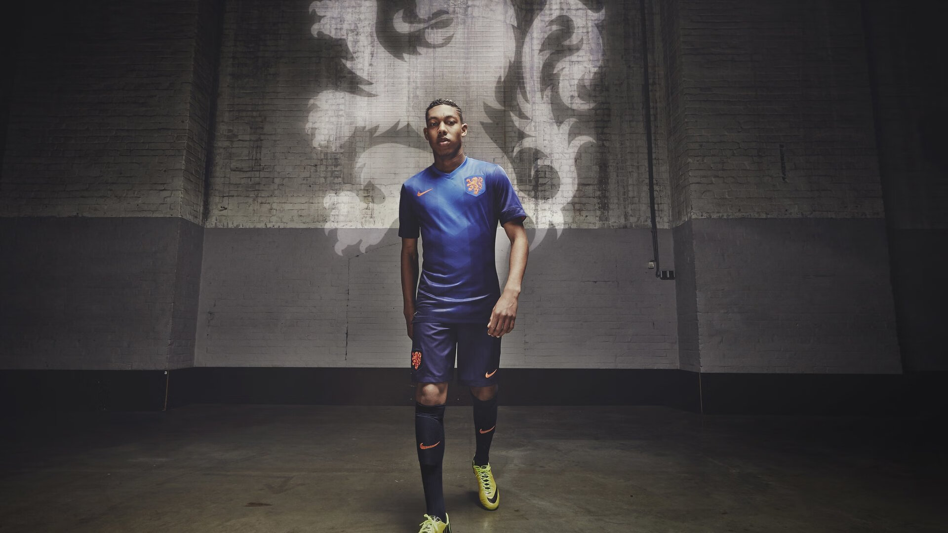 皇马15冠迅速登上推特全球趋势。有球迷调侃,欧冠奖杯应该改名叫‘皇马杯’利物浦球迷则发起VAR公正性请愿,累计签名超50万。中国解说员詹俊感叹,这就是足球—极致的天赋与残酷的偶然性并存